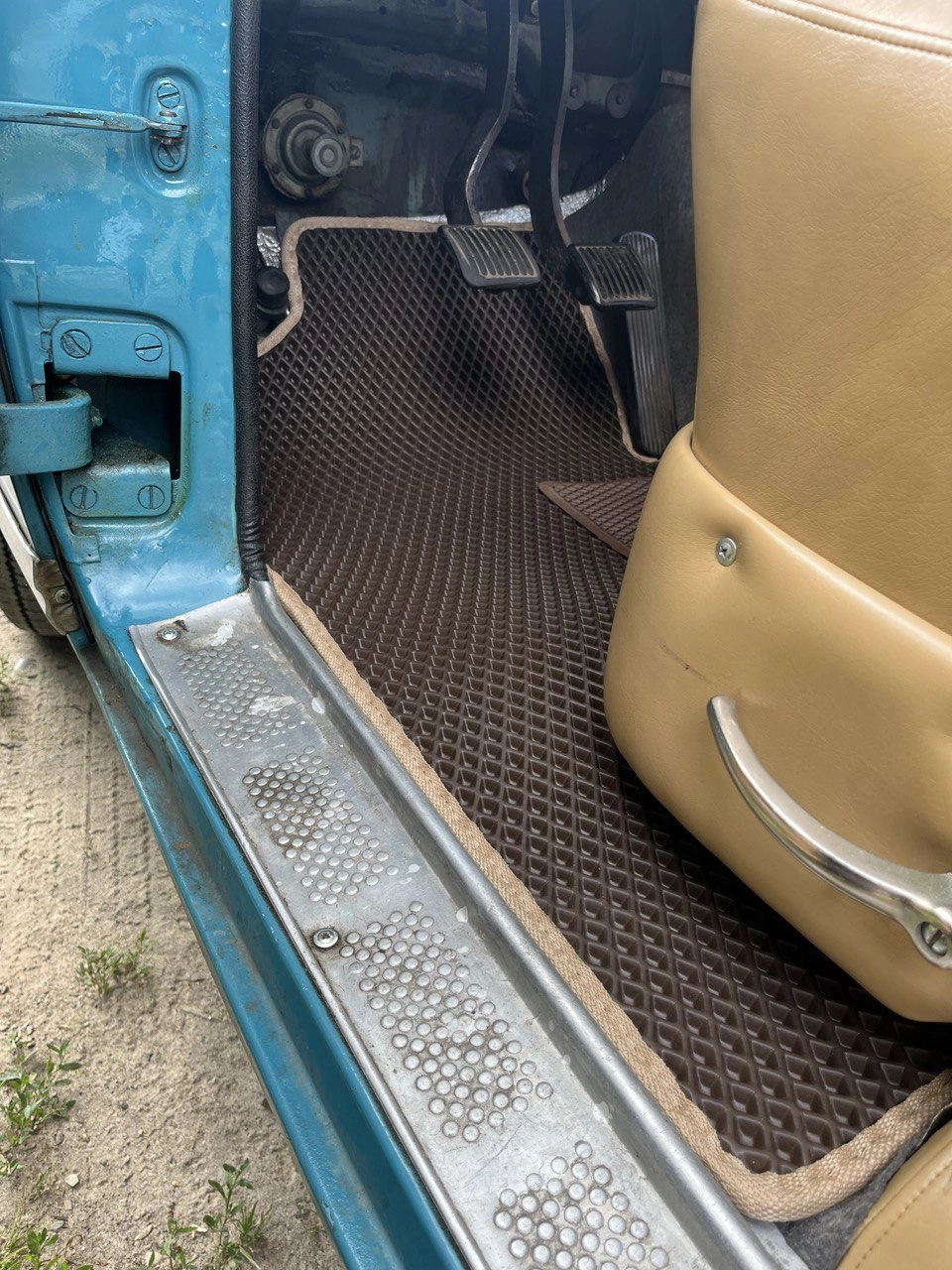 коврики эва для gaz-gaz-21-volga-1956-1970_01-07-24_03-53-09_364.webp